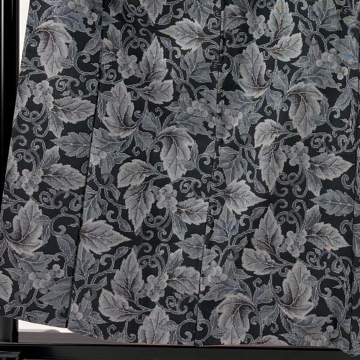 美品】 紬 身丈157cm 裄丈63cm S 袷 葡萄唐草 墨色 正絹 秀品 【中古