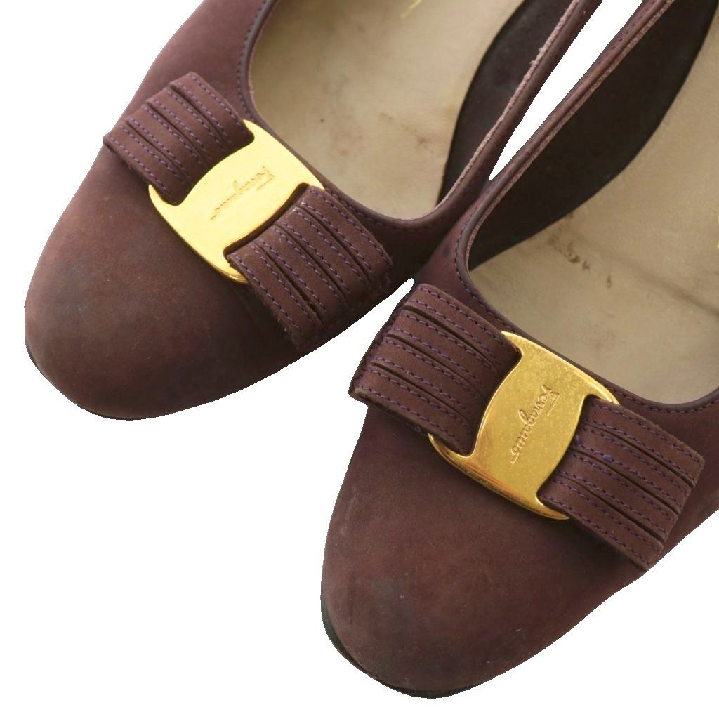 フェラガモ【Ferragamo】ヴァラ スエード パンプス 薄カーキ 7C フェラガモ【Ferragamo】ヴァラ スエード パンプス 薄カーキ 7C