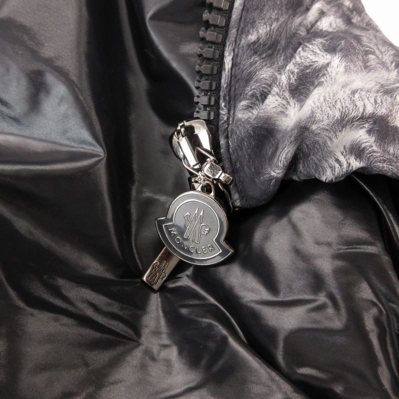 モンクレールのアニマル柄とブラックのリバーシブル モンクレールのアニマル柄とブラックのリバーシブル