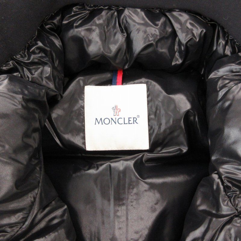 モンクレールのアニマル柄とブラックのリバーシブル モンクレールのアニマル柄とブラックのリバーシブル