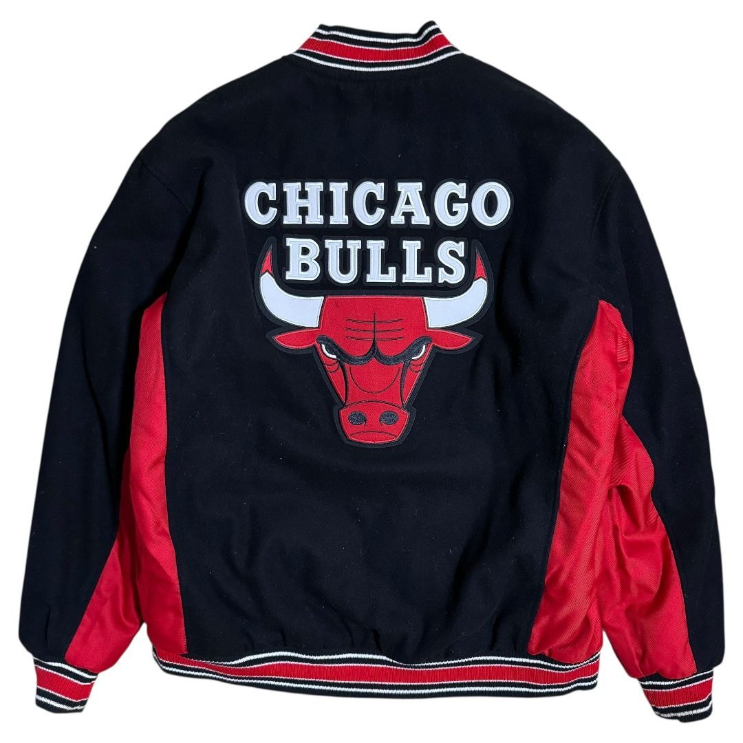 CHICAGO BULLS｜リバーシブル スタジャン 黒×赤 刺繍 ビッグロゴ バー