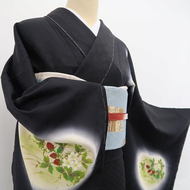 ❁tomihisa❁新品 善之助 うさぎ×苺 着物 正絹 仕付け糸付”着姿に