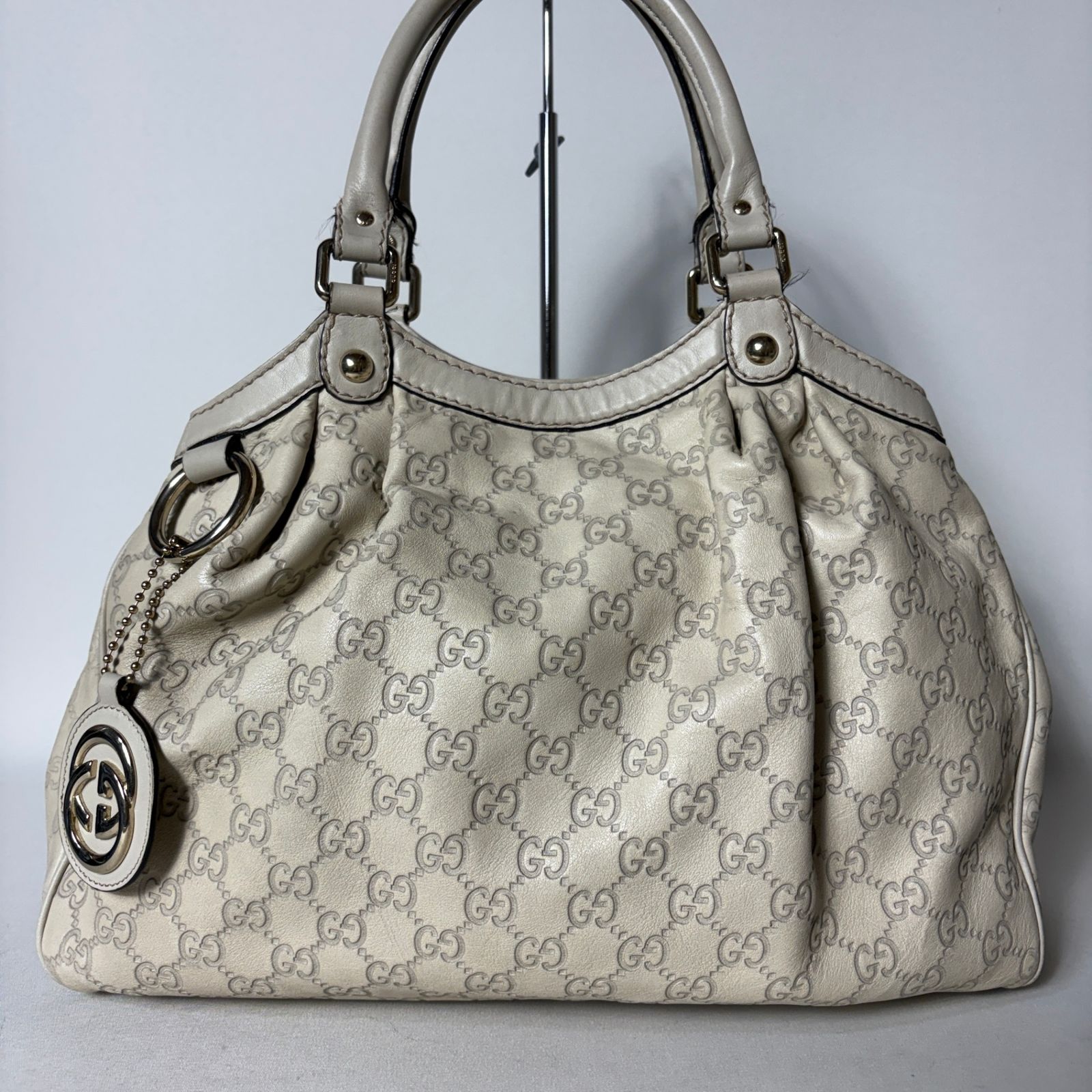 GUCCI グッチ GG型押しロゴ ハンドバッグ オフホワイトシマレザー GUCCI グッチ GG型押しロゴ ハンドバッグ オフホワイトシマレザー