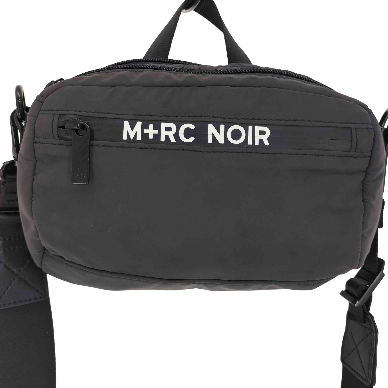M＋RC NOIRのショルダーバッグを使った人気ファッションコーディネート 