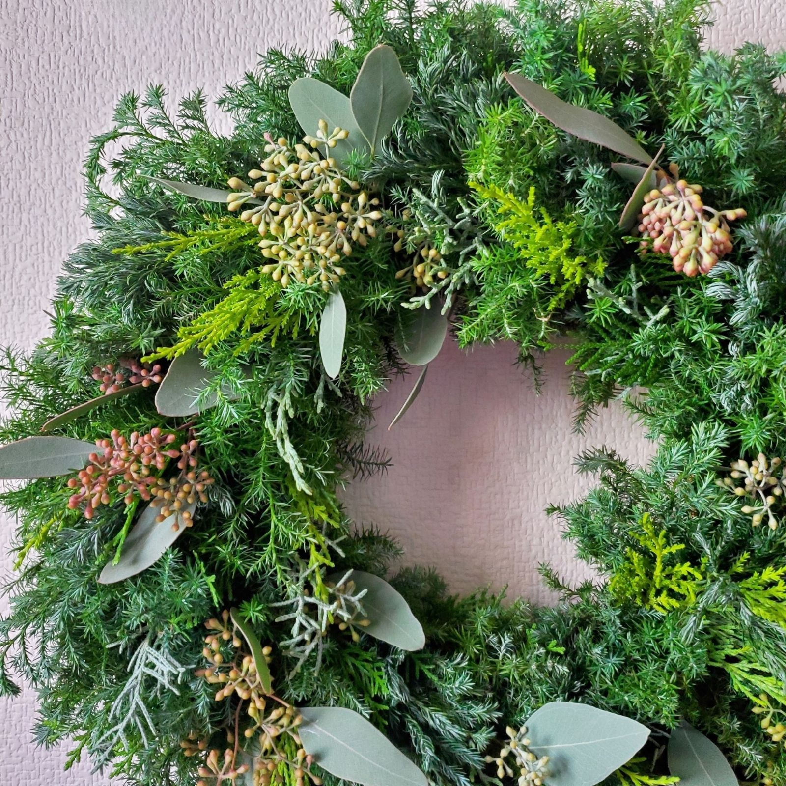 ユーカリポポラスベリー入りのふわふわ6種類のコニファーリース