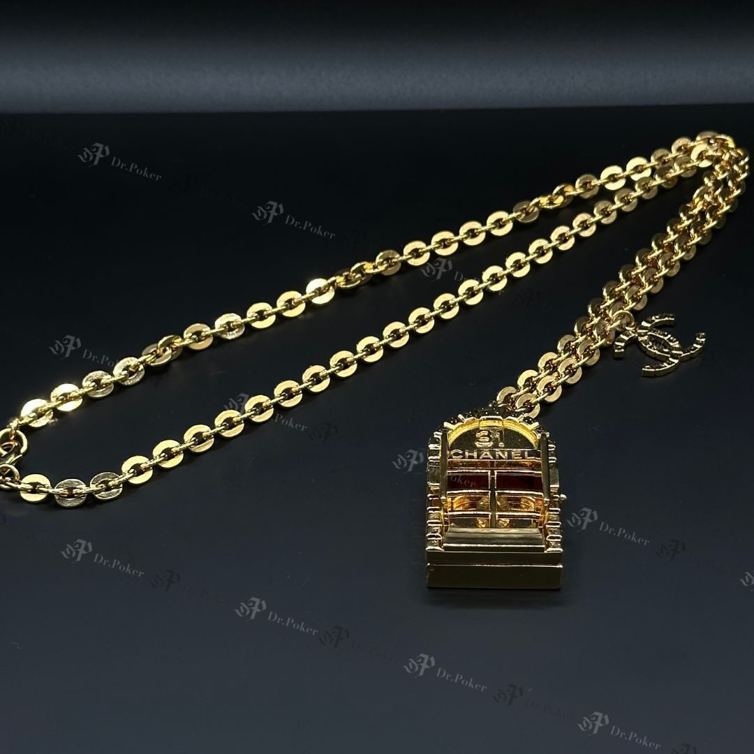 極美品】Chanel ドア モチーフ ロケットペンダント ネックレス - メルカリ