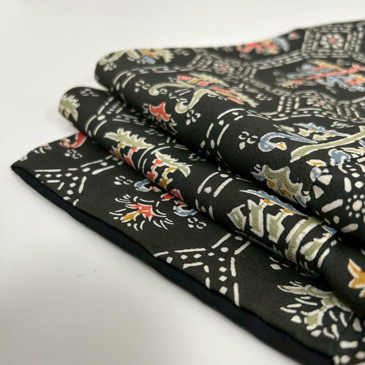 小紋 型染 裄67 黒地に素敵な染め 正絹 着物 MK-1452 - メルカリ