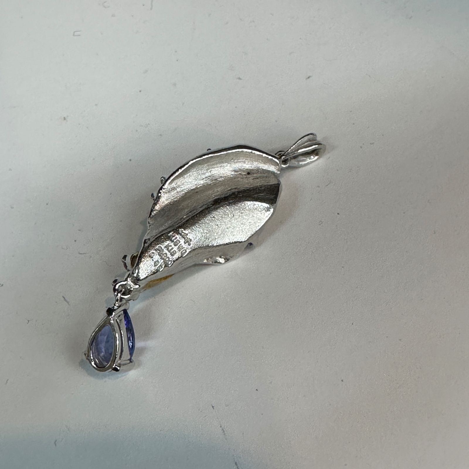 岩倉康二　葉型ペンダント タンザナイト　トップk18wg ○岩倉康二 葉型ペンダント タンザナイト トップk18wg 保証書・ケース