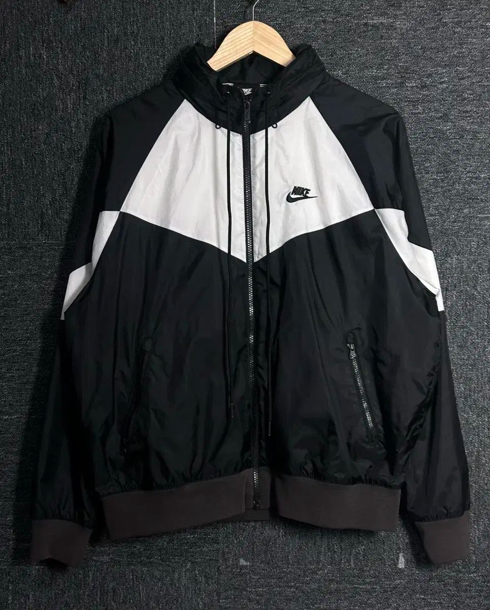 Mサイズ　新品　Nike ブラック ウィンドブレーカー NIKE】ロゴ ウィンドブレーカー ブラック / 送料無料 (Nike/マウンテン