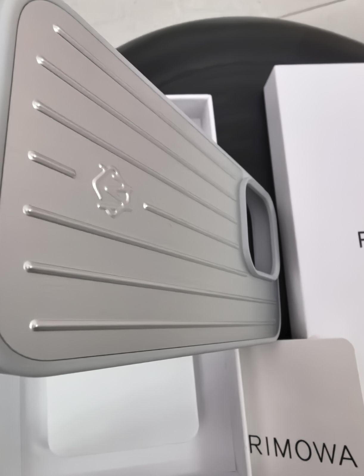 未使用 新品 RIMOWA シルバー iPhone13 ケース - メルカリ
