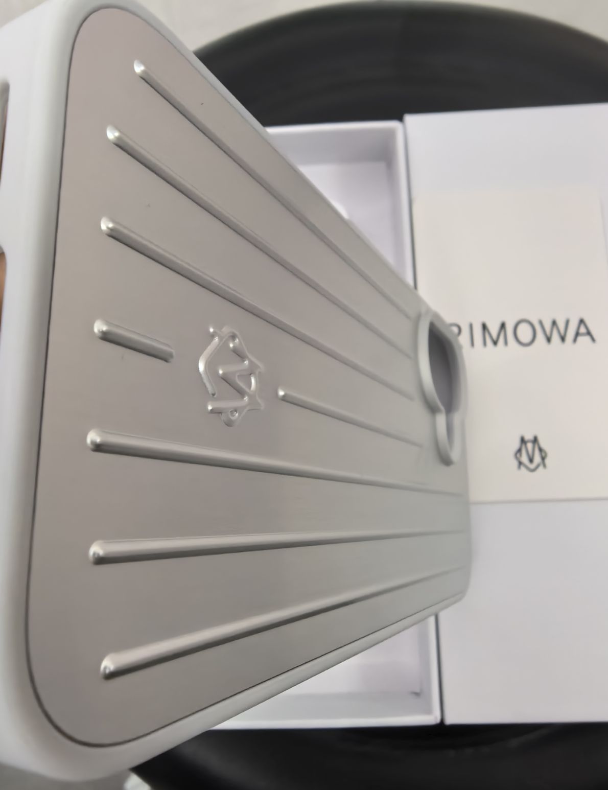未使用 新品 RIMOWA シルバー iPhone16 ケース - メルカリ