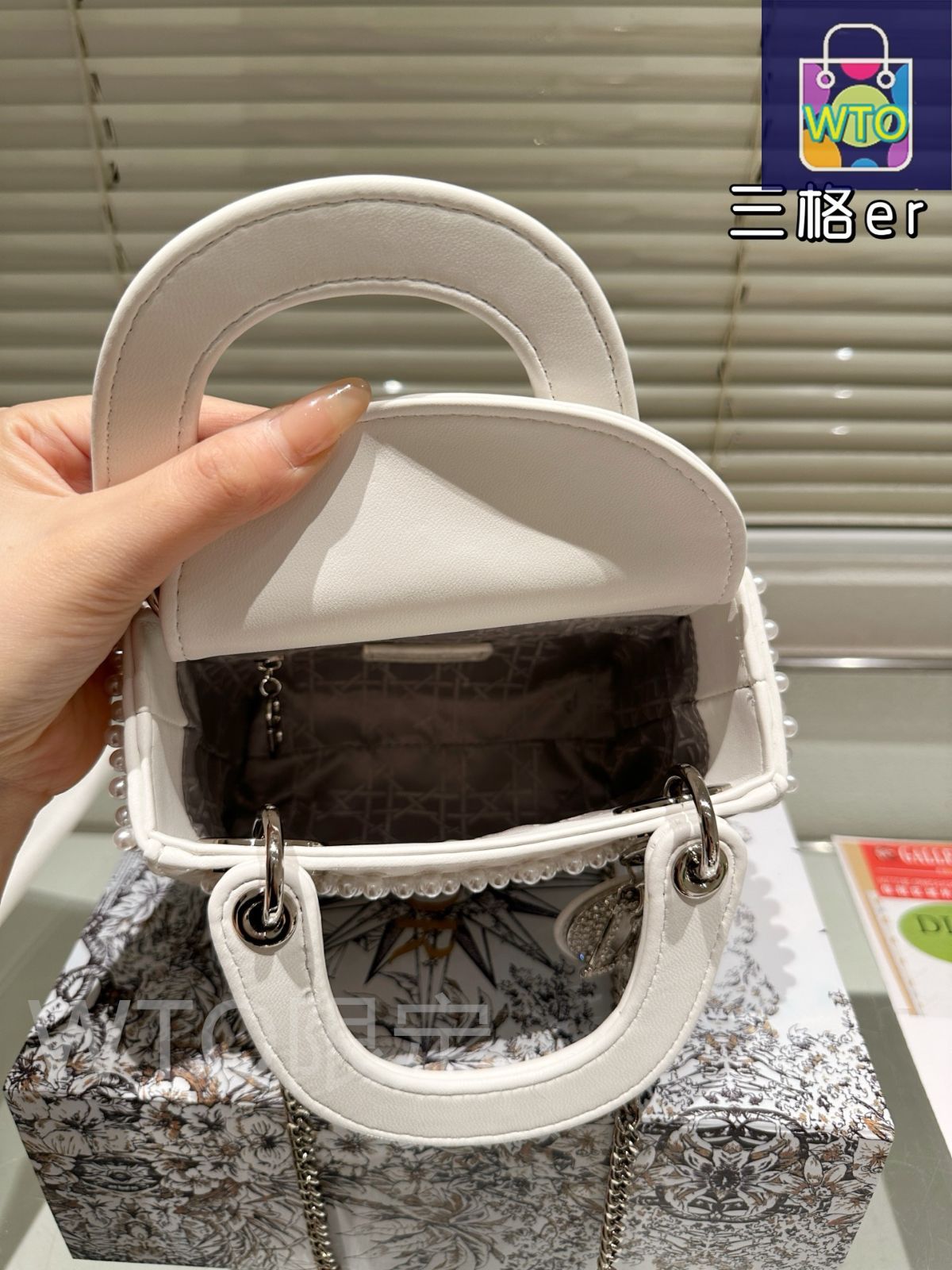 今日特価】Dior Lady Dior Sheepskin Bag with Foldable Gift Box