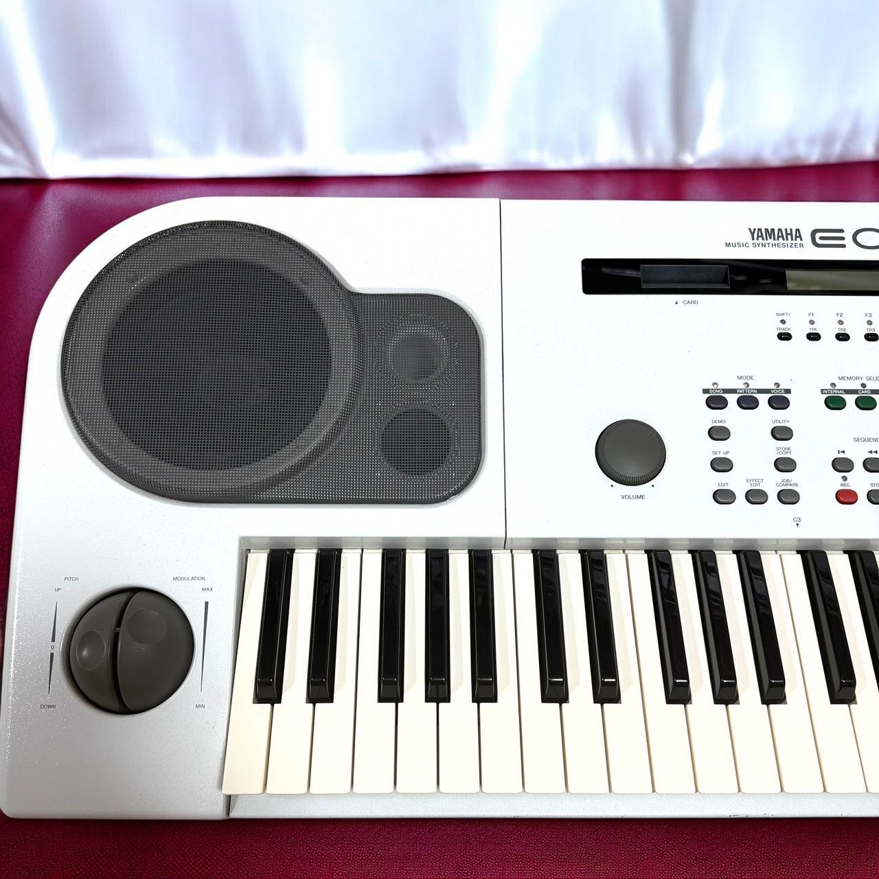 ☆送料無料 美品 YAMAHA ヤマハ EOS B700 ホワイト シンセサイザー