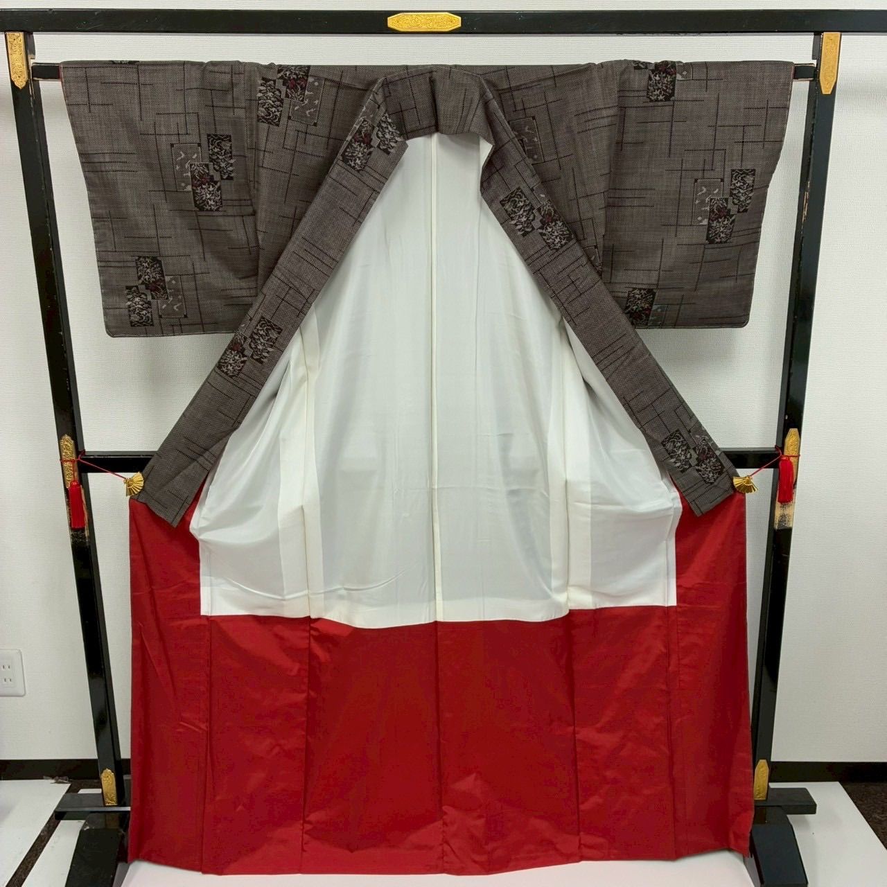 しつけ付　着物　本場大島紬 正絹　泥染　シンプル　袷　モダン　160 飛び柄 楽天市場】【新古品】 本場大島紬 袷 着物 大島紬 泥染め 7マルキ