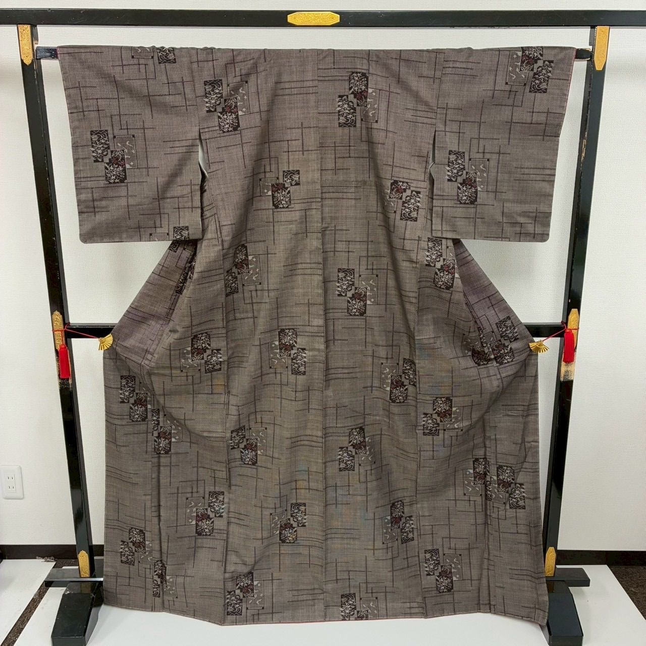 しつけ付　着物　本場大島紬 正絹　泥染　シンプル　袷　モダン　160 飛び柄 本場大島紬 茶泥染 一元式 飛び柄 素敵な絣柄 正絹 着物 MK-1447