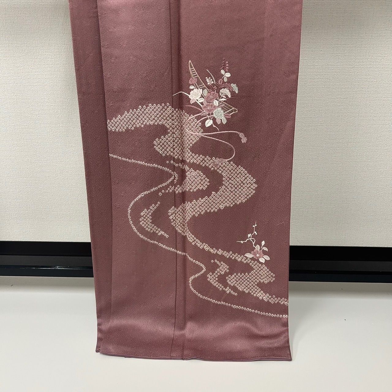 縫い絞りに片寄せ模様◆袷◆正絹◆小紋 裄66 刺繍 絞り 付け下げ 正絹 紋なし 素敵なデザイン 袷 着物 MK-1465