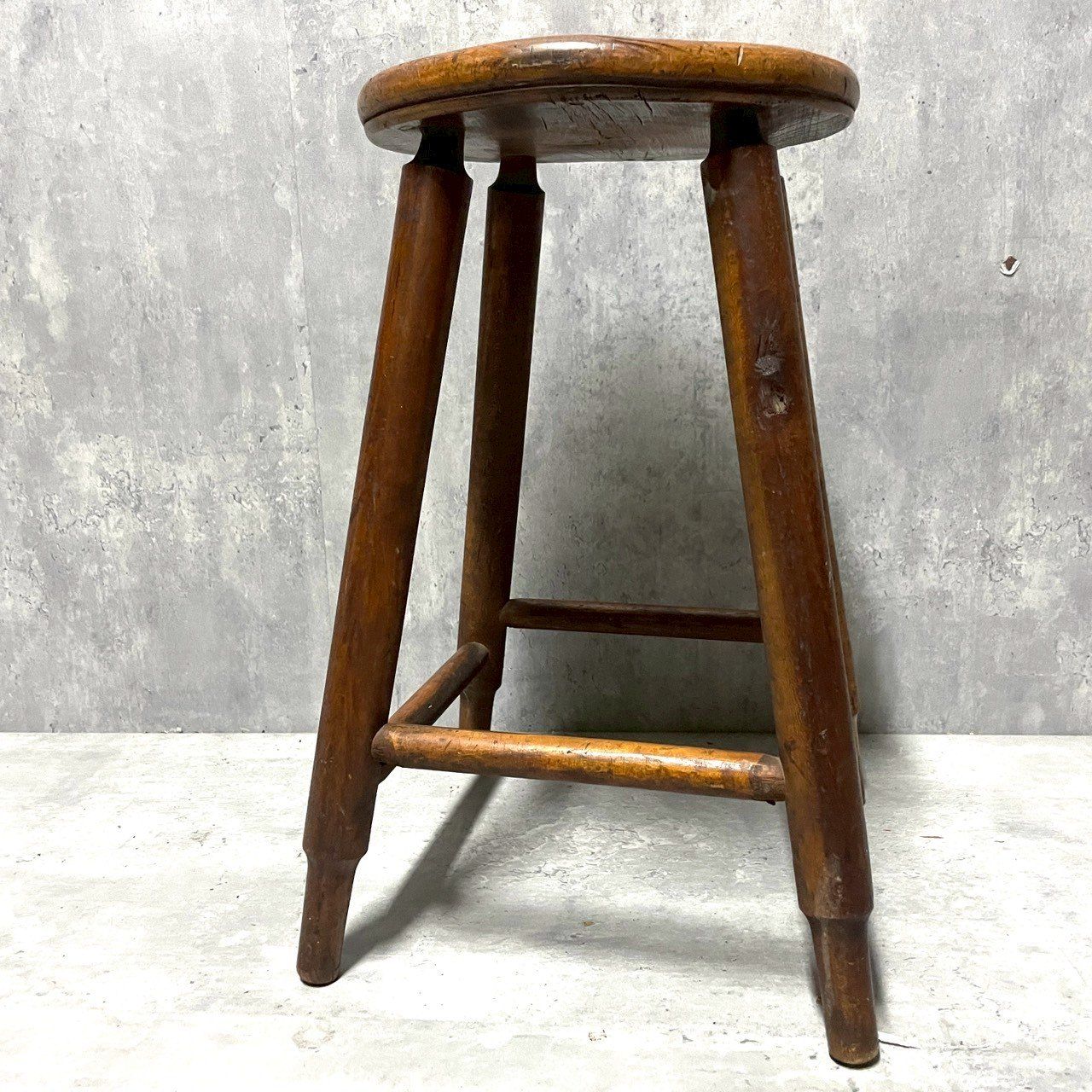 スツール 古い木製の椅子 古家具 レトロ アンティーク 木製 丸椅子 古椅子 昭和レトロ丸椅子・スツール・木製チェア・古家具・古道具 | 旅する