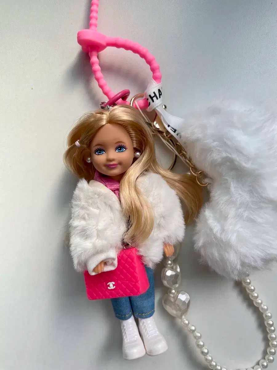 バービーチャーム バービーキーリング 正規品barbieチェルシーファーベスト 送料無料)マテル 正規品 バービー キーホルダー 白 ファーコート
