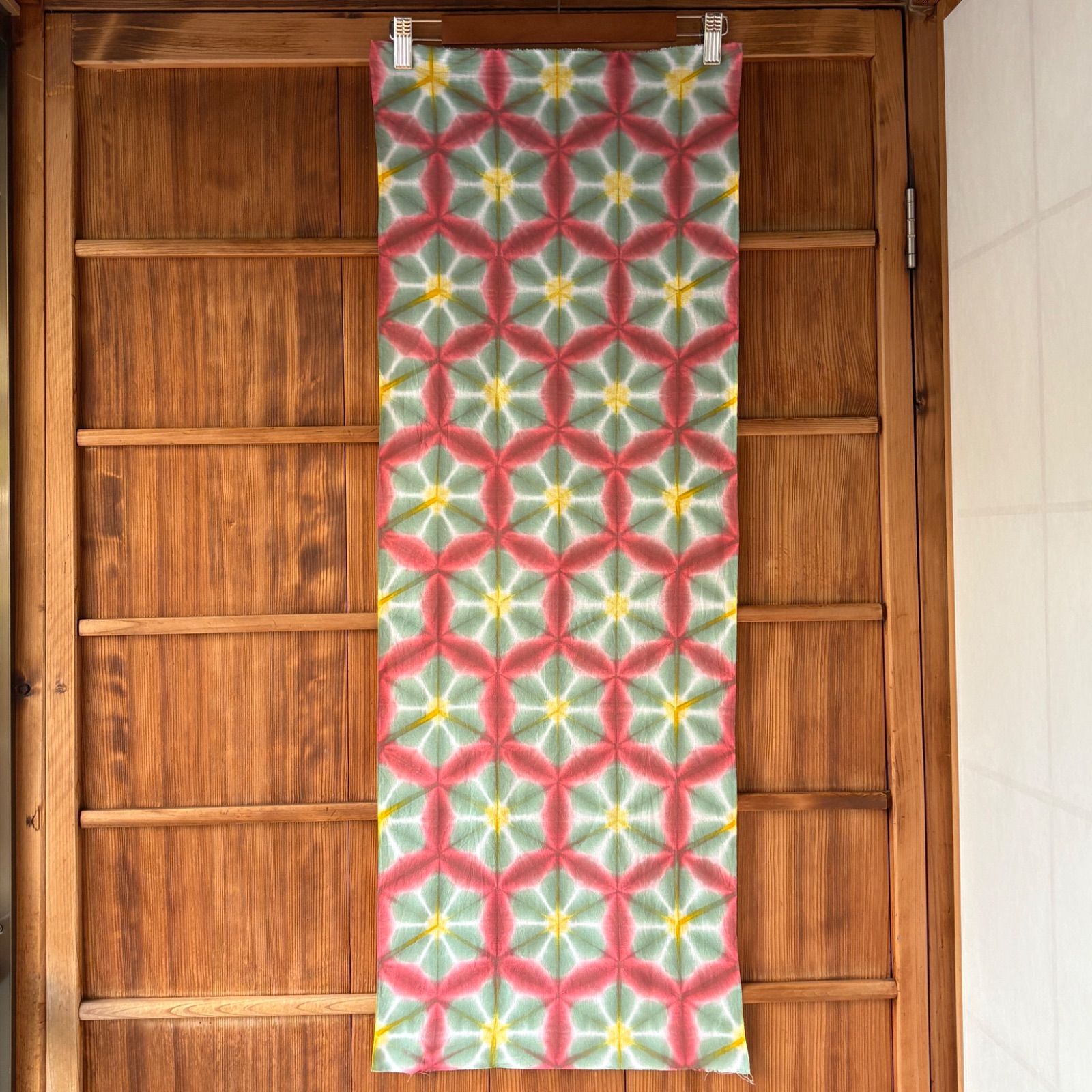 s48【sato】手染め クリスマスカラーの 雪花絞り 手ぬぐい