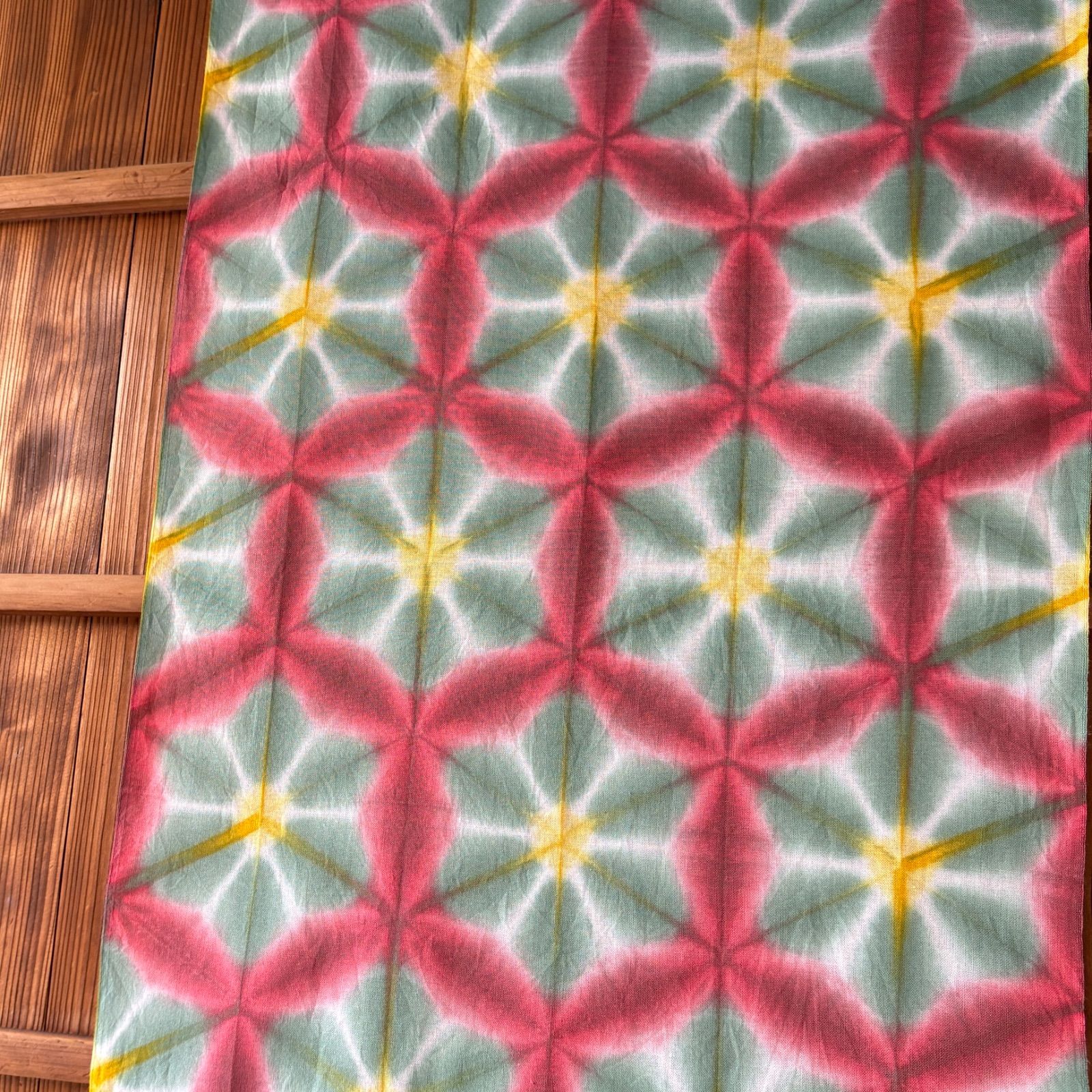 s48【sato】手染め クリスマスカラーの 雪花絞り 手ぬぐい