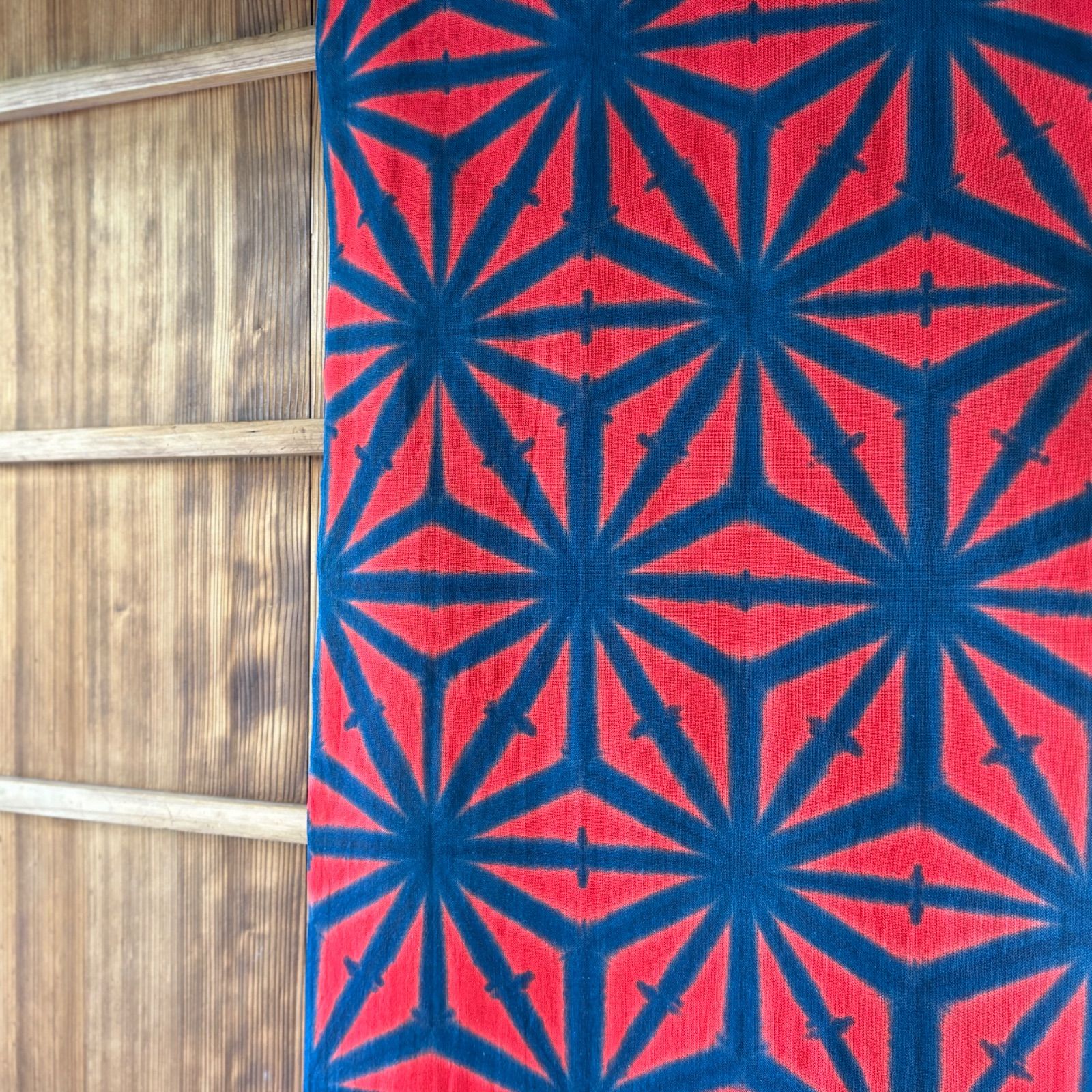 s53【sato】手染め 藍染 手ぬぐい 日本手拭い 真っ赤地にネイビー