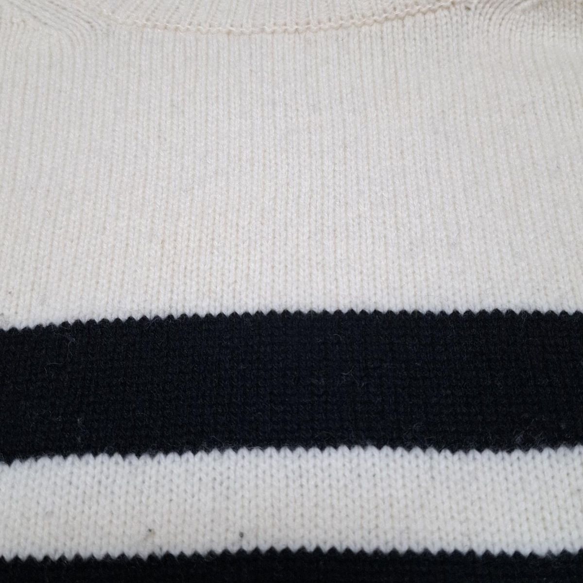 アイボリー×ダークネイビー タートルネック