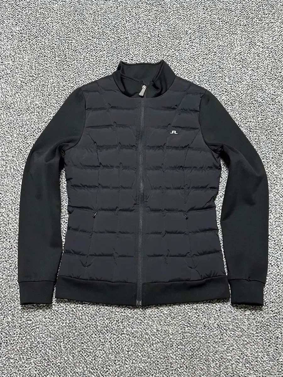 【新品未使用】J.LINDEBERG（ジェイリンドバーグ）軽量ダウンジャケット J.LINDEBERG(J.リンドバーグ) 正規品 / レディース 85サイズ / ゴルフ