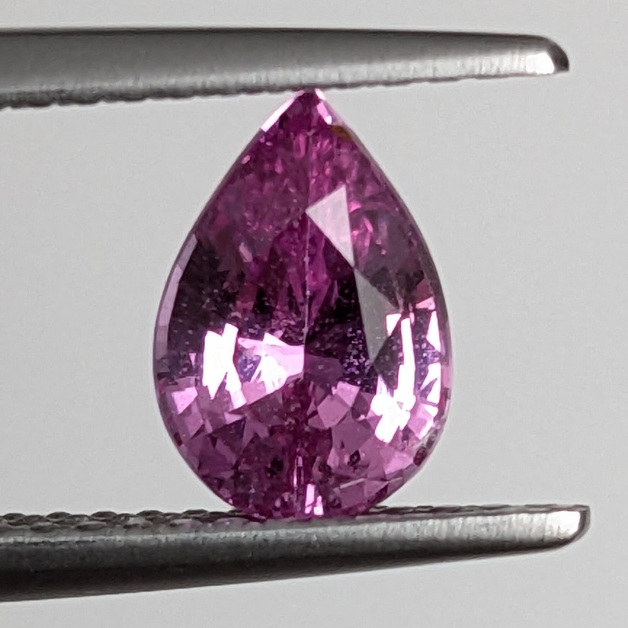 非加熱ビビッドピンクサファイア マダガスカル産 1.17 ct