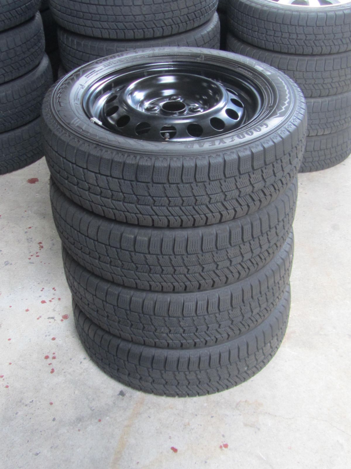 はやぴょん様　175/65R15　グッドイヤー　カローラフィールダー外し 人気商品】175/65R15 スタッドレス グッドイヤー アイスナビ8 カローラ
