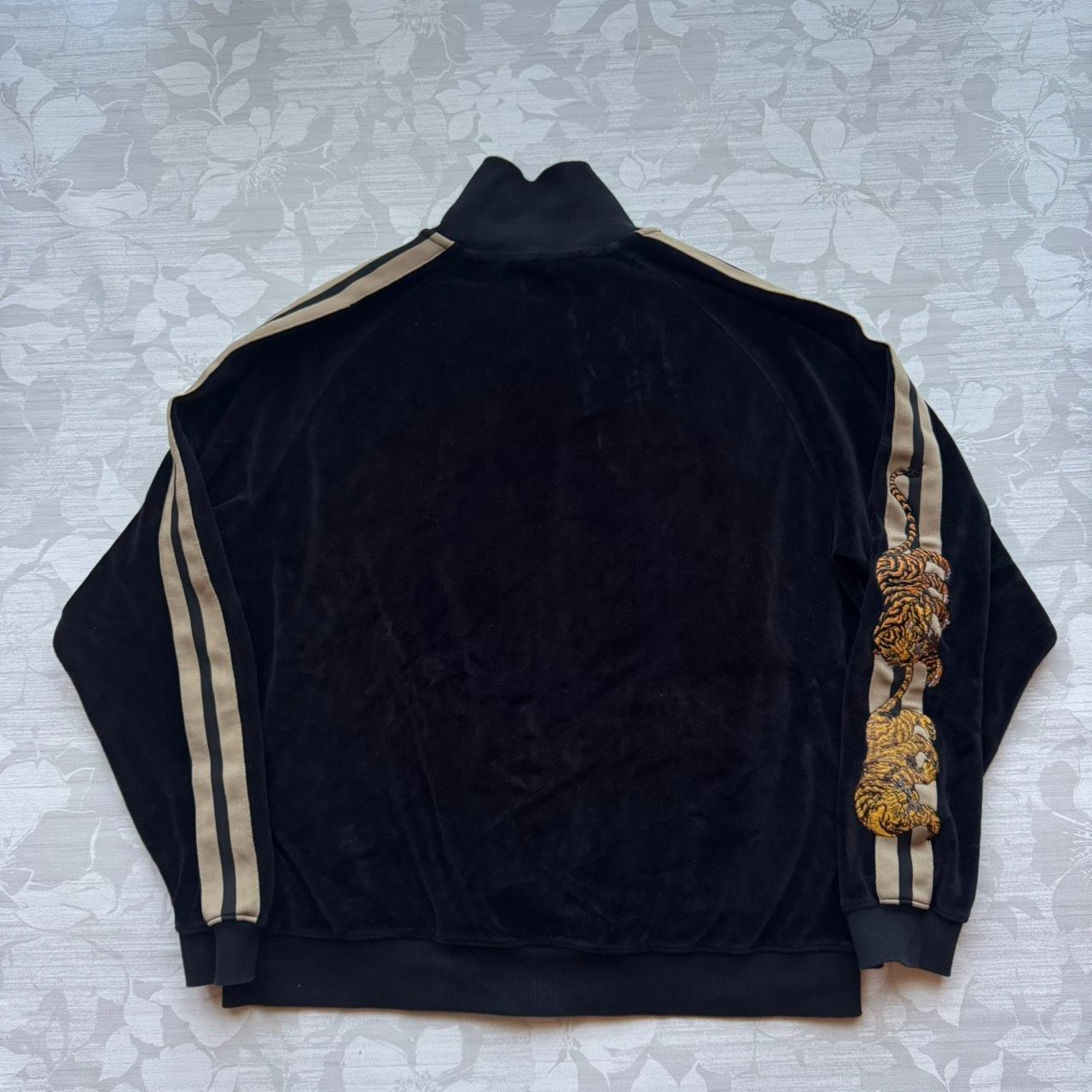 graniph グラニフ　石黒亜矢子　ベロア　トラックジャケット グラニフ 石黒亜矢子 バターの虎 刺繍 ベロア トラックジャケット