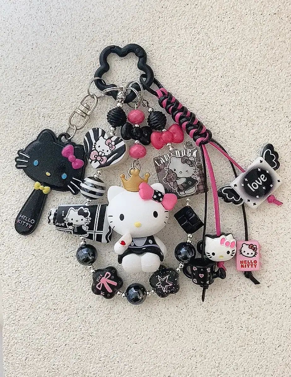 ハローキティ BLACKPINK フィギュア ストラップ - メルカリ