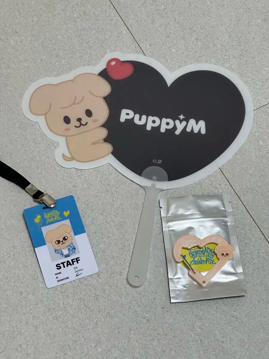お得，送料無料 Stray Kids(ストレイキッズ・スキズ・SKZ)ポップアップ SKZOO PuppyM(パピーム) スタッフ証＋うちわ PuppyM(パピーム) カラビナ その他