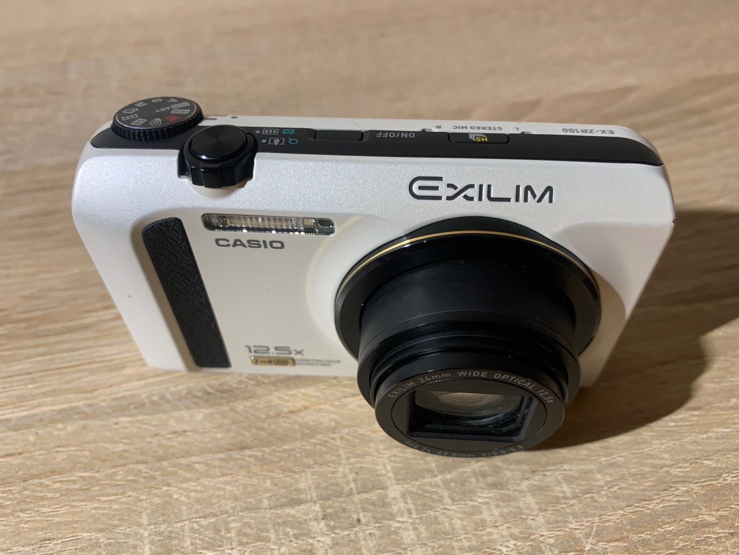 ホワイト デジカメ