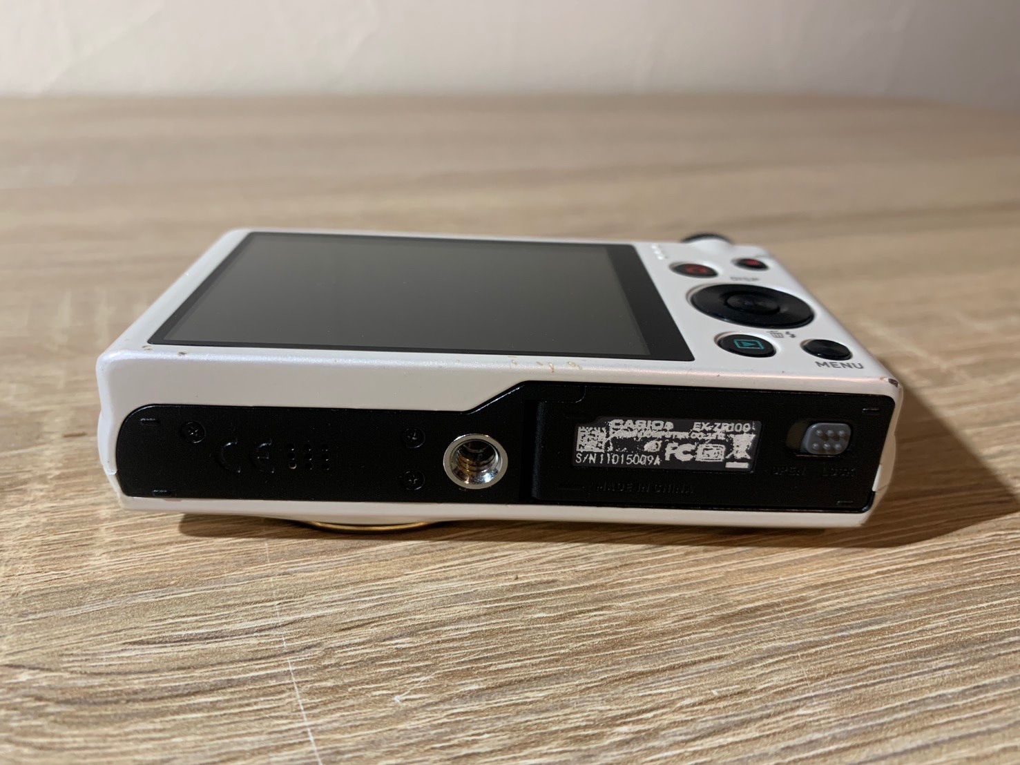 ホワイト デジカメ