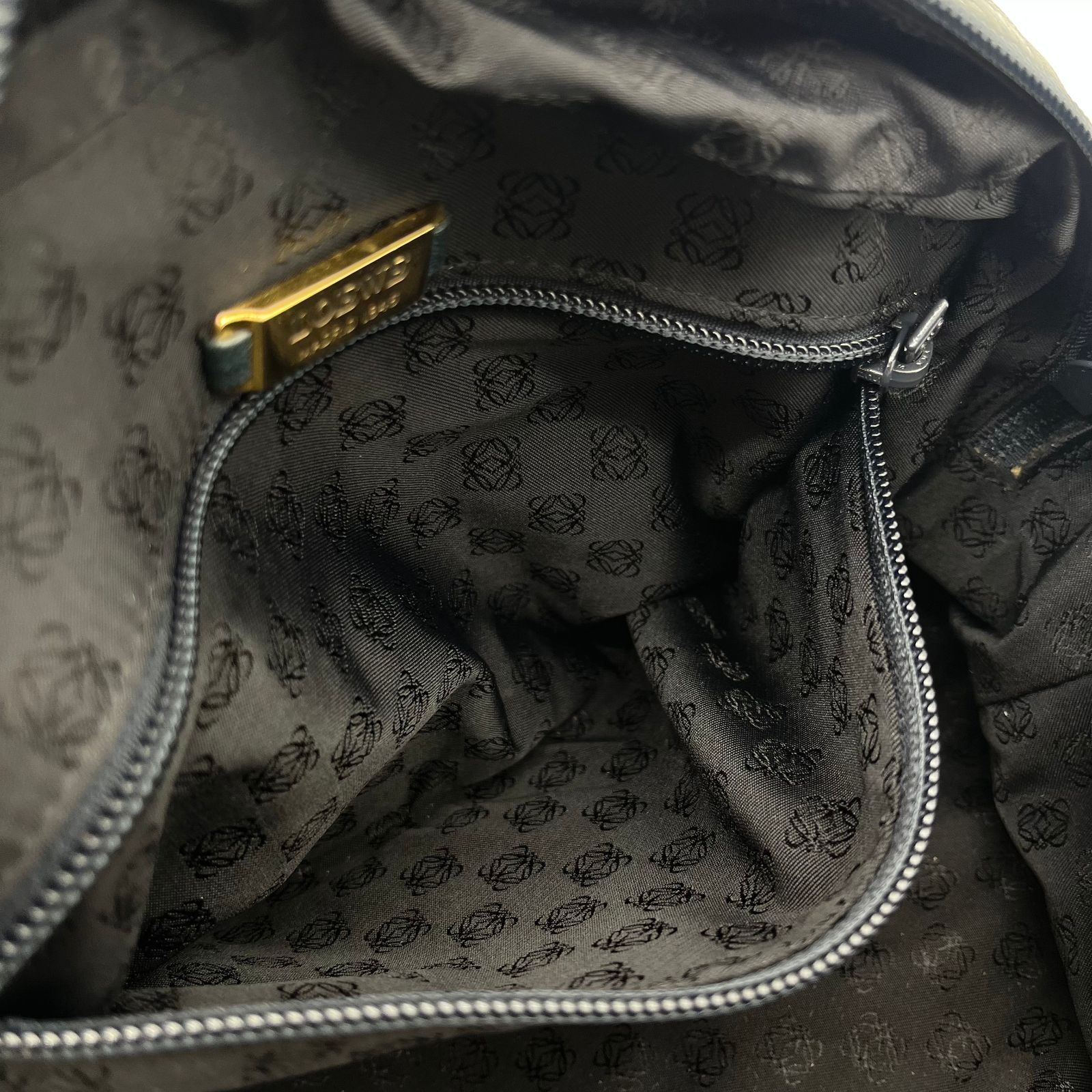 LOEWE（ロエベ）ショルダーバッグ ブラック アナグラム型押し ナッパ