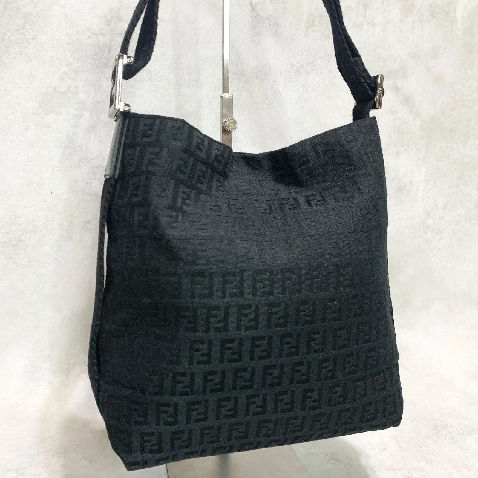 FENDI ショルダーバッグ FF金具 ズッキーノ ブラック キャンバス 黒