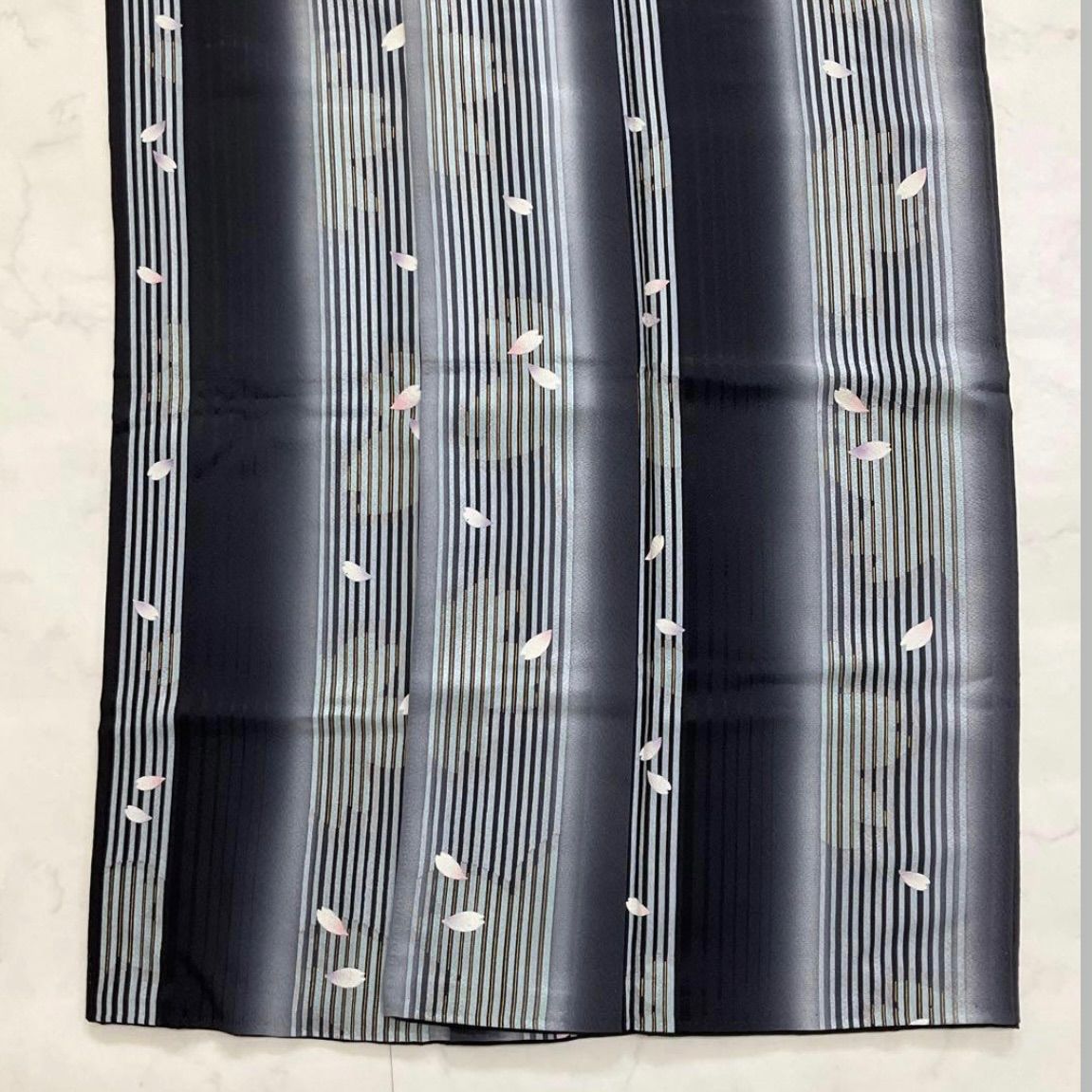  kimono one kimonoarisa 厳選 小紋 縮緬 黒地 桜 ストライプ 広衿 袷 裄長 裄69.5肩丈154.5 小紋 着物