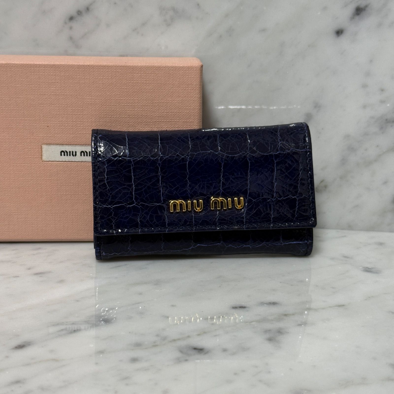 新品未使用miumiuキーケースネイビーミュウミュウ MIUMIU ミュウミュウ キーケース ネイビー クロコダイル エナメル 本革