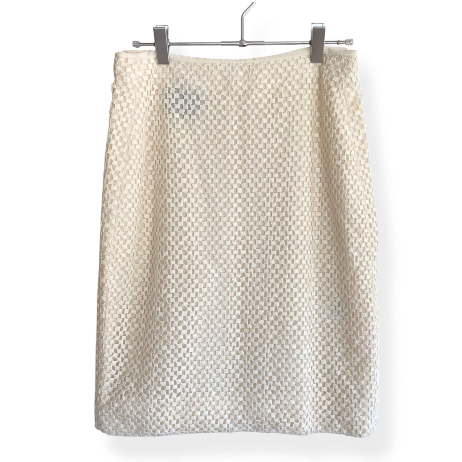 AKRISのシルク100％タイトスカート Mサイズ アイボリー×ベージュ系の上品なチェックテクスチャー素材が魅力 刺繍入りで 感抜群 裏地はビスコースで肌触り スイス製の丁寧な仕立て のエレガントな一着です 813 KZ