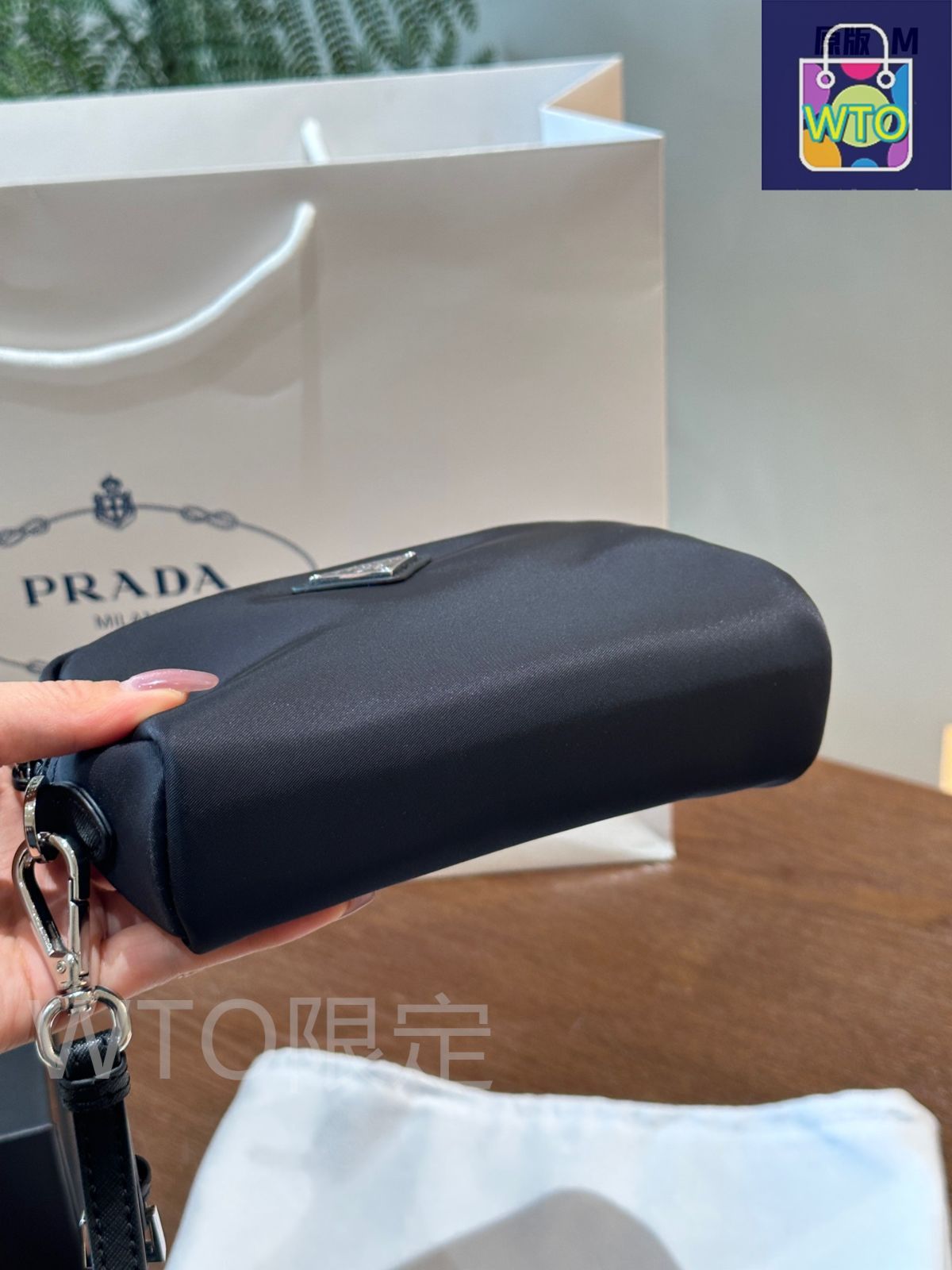 【新品未使用品】プラダ　ポーチ 本日限定特価】プラダ コインケース＆メイクポーチ 16cm 2024年最新