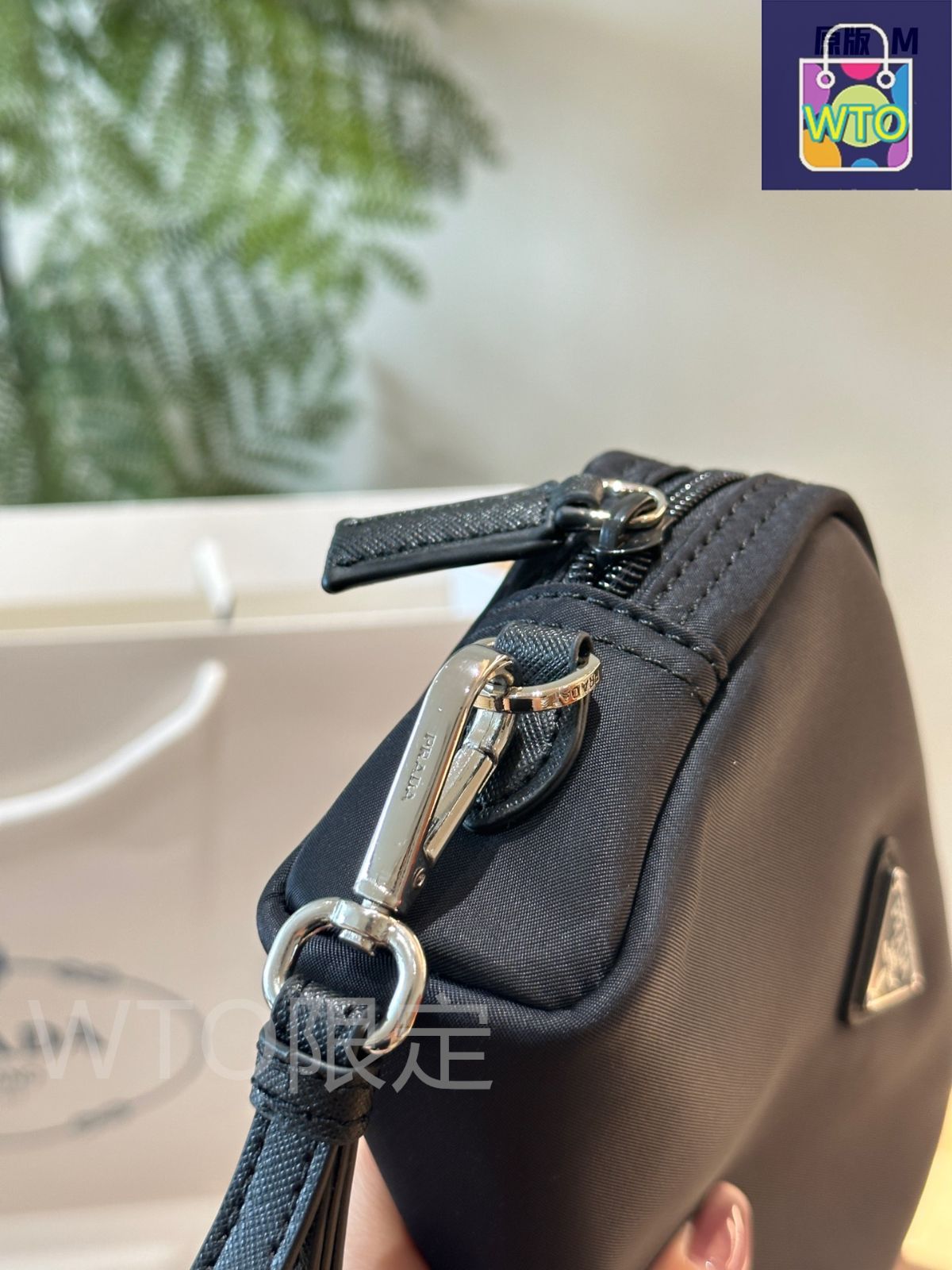 【新品未使用品】プラダ　ポーチ 本日限定特価】プラダ コインケース＆メイクポーチ 16cm 2024年最新