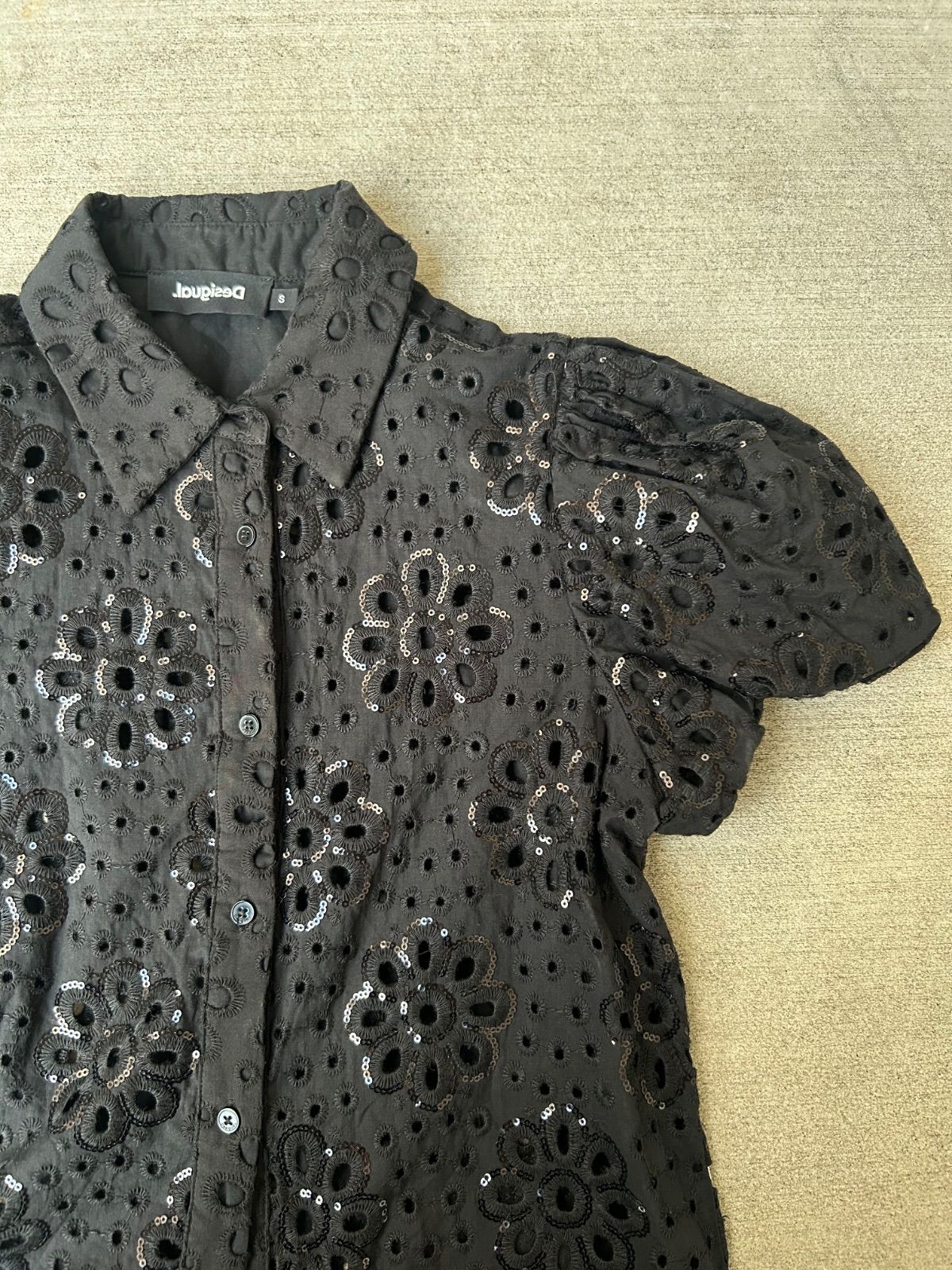 新品未使用 Desigual デシグアル ブルゾン ビーズ刺繍 レース シアー Desigual デジグアル スイス刺繍シャツ レーストップス S 雑色店