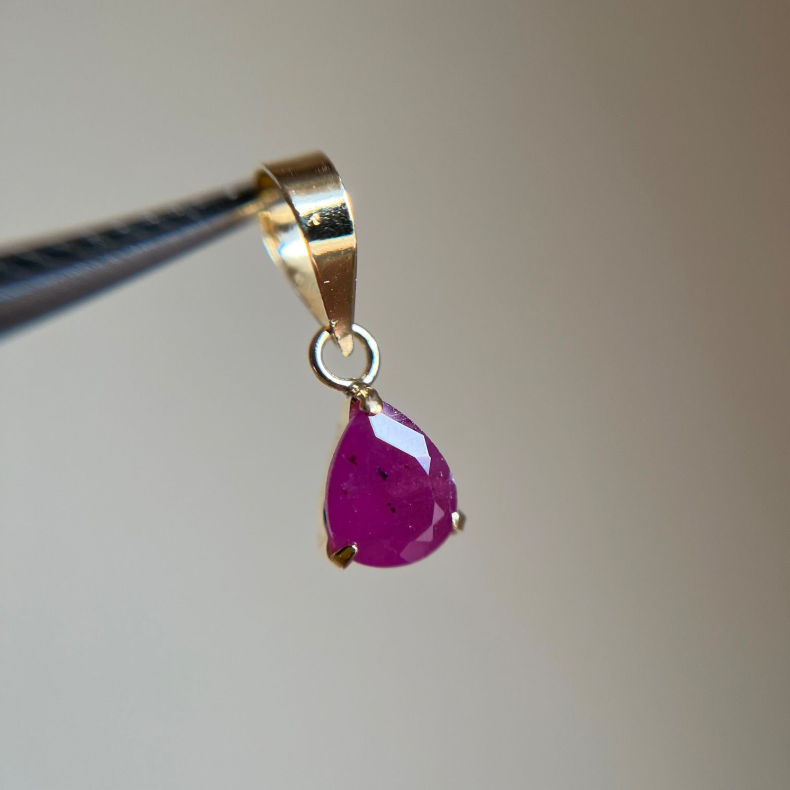 K18 天然石ルビー ペンダントトップ チャーム pear 18金イエロー