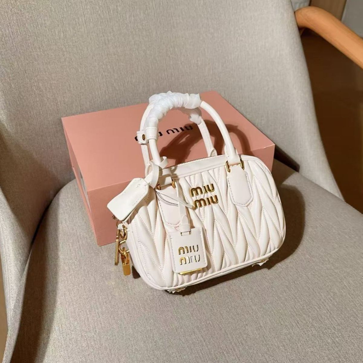 white7　miumiu　ボストンバッグ　ハンドバッグ white7 miumiu ボストンバッグ ハンドバッグ ストリート ホワイト（白