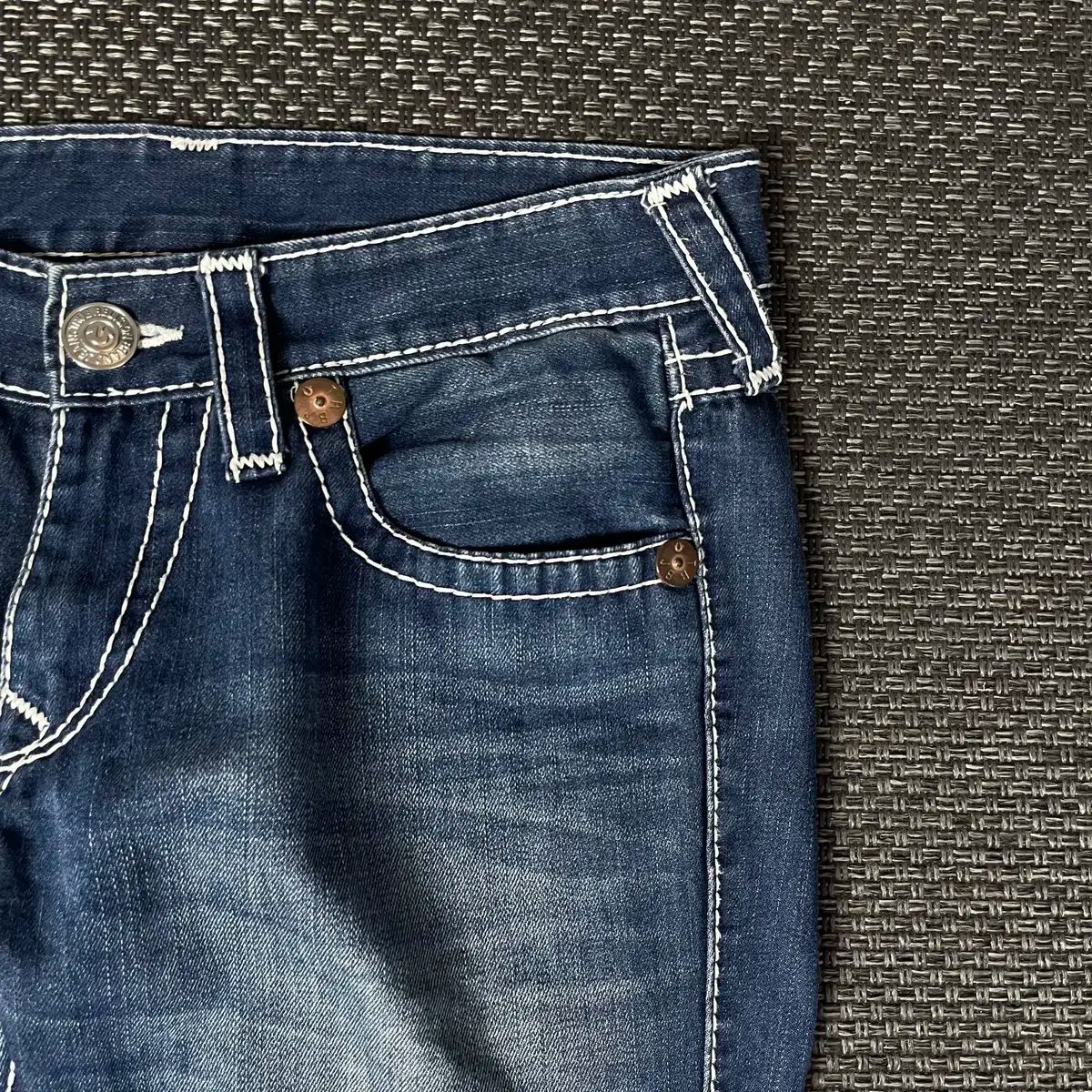 34) トゥルーレリジョン 刺繍 白 ステッチ デニム ストレート パンツ