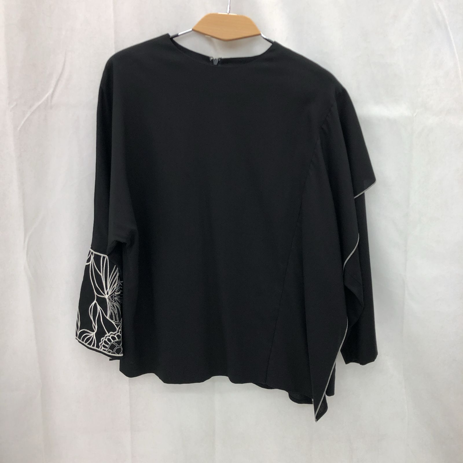 ADORE アドーア デザイントップス 袖刺繍 38 ブラック レディース 