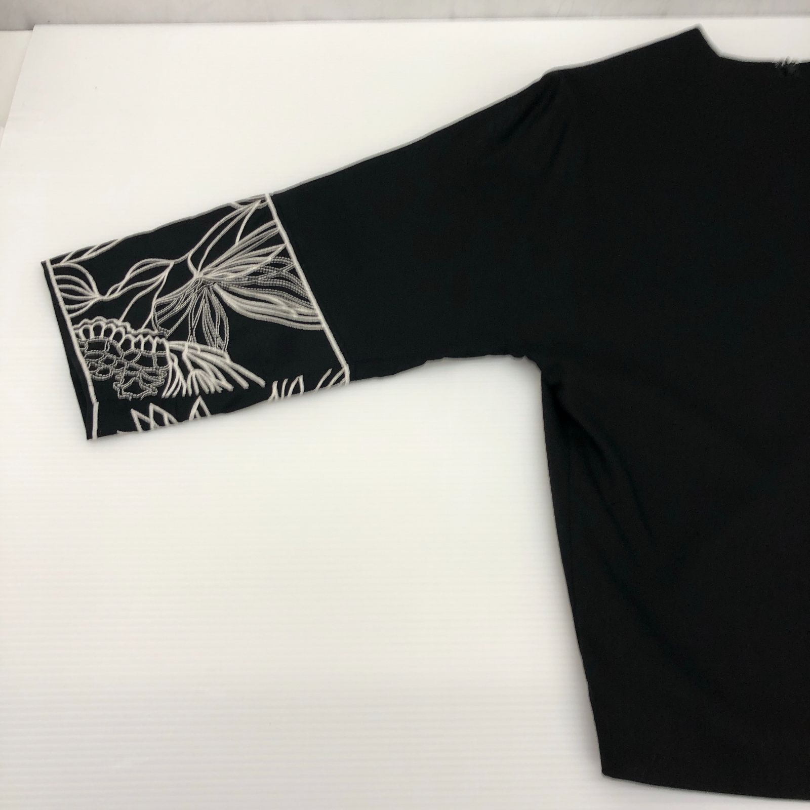 ADORE アドーア デザイントップス 袖刺繍 38 ブラック レディース 