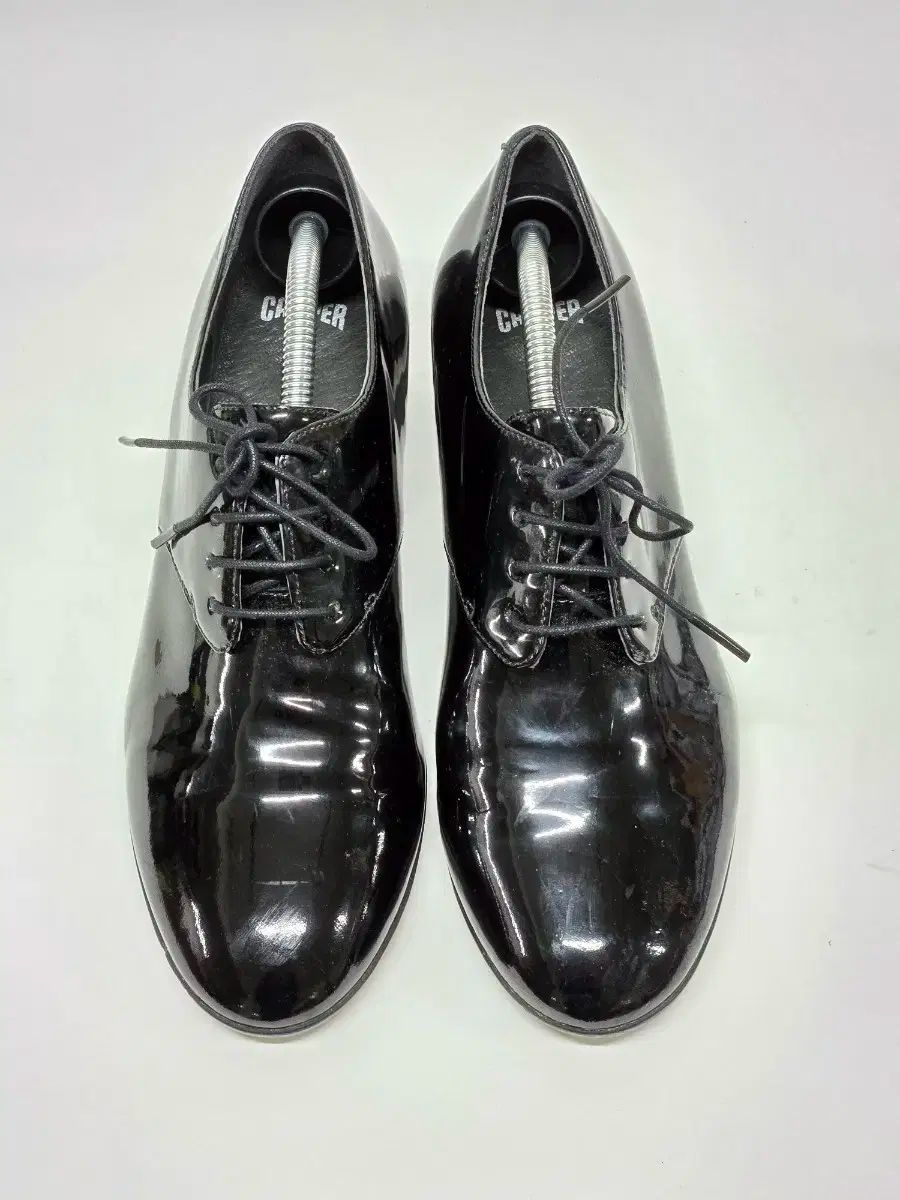 【美品】カンペール レースアップ バレエシューズ ブラック 37 カンペール ブラック パテント ヒール レースアップ シューズ 38 240mm