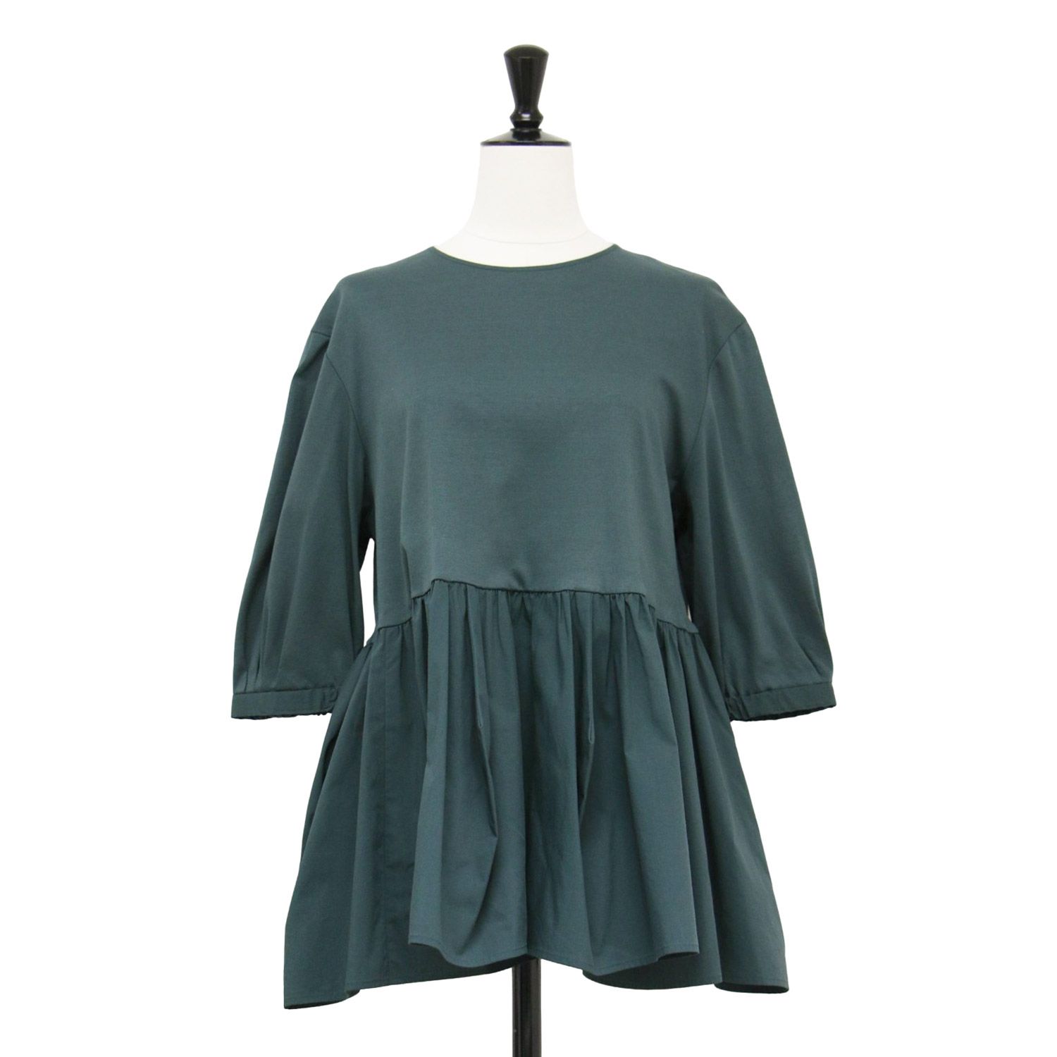 23区 ニジュウサンク カットソー ダークグリーン サイズ:40(L) | 25春夏 ランダムフリル ジャージー ペプラム カットソー / プルオーバー | 5分袖 クルーネック フレア タック ギャザー コットン | トップス 【レディース】【中古】【K4642】 23区 ニジュウサンク カットソー ダークグリーン サイズ:40(L) | 25春