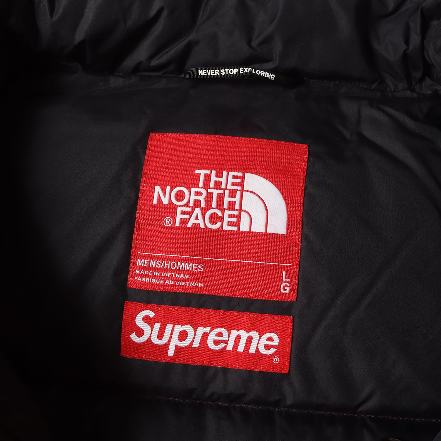 シュプリーム × ザ ノース フェイス ヌプシ ジャケット \"レッド\" シュプリーム ザノース フェイス スタッズ ヌプシ ジャケット レッド